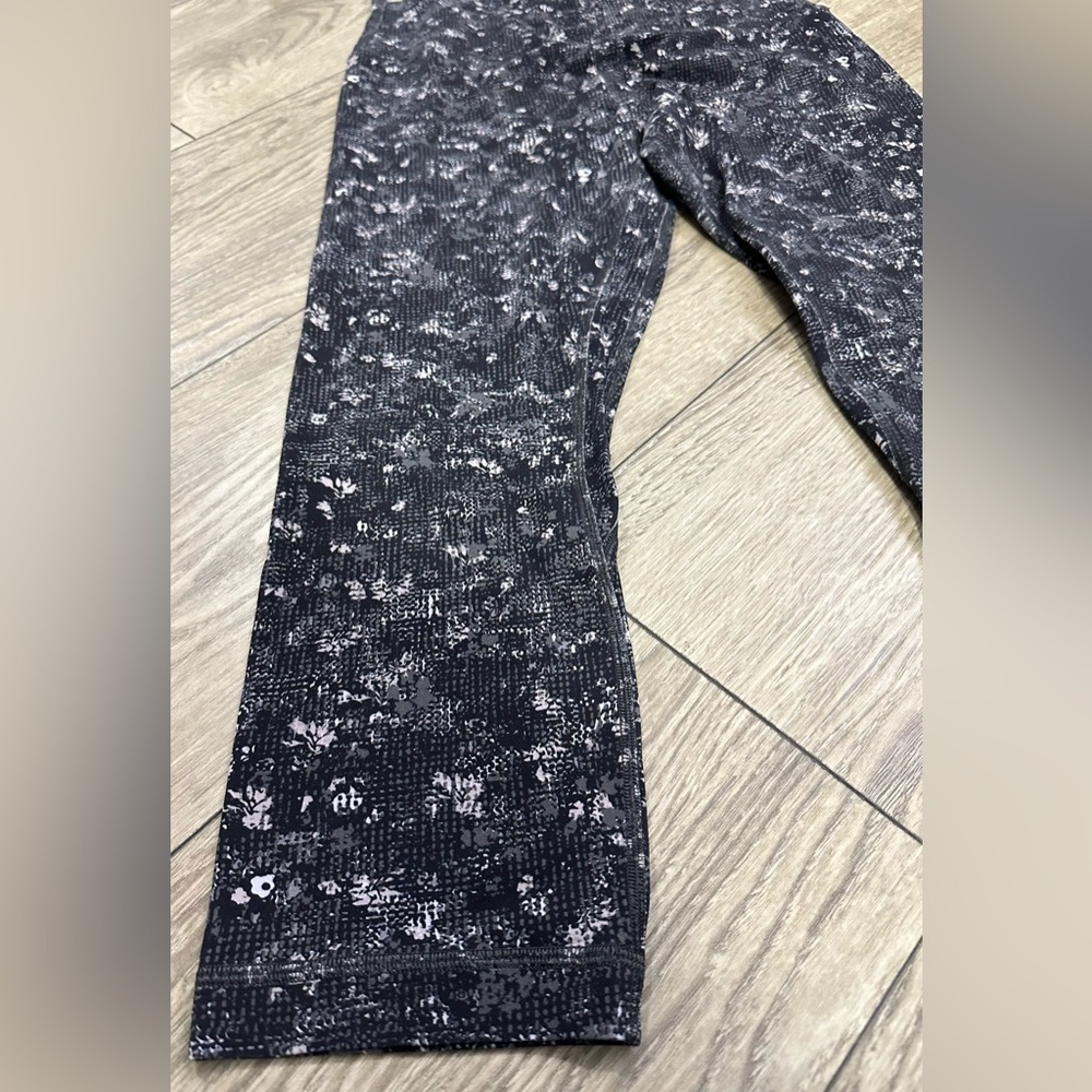 Lululemon Athletica Black and White Leggings for Ultimate Comfort - Picture 3 of 10